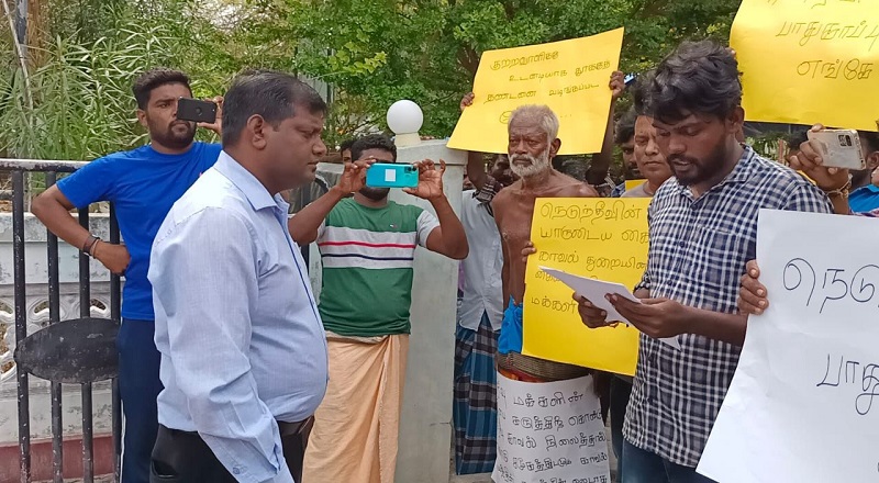 எமக்கு ஒரு பாதுகாப்பு வேண்டும் எனக்கோரி நெடுந்தீவு மக்கள் போராட்டம்